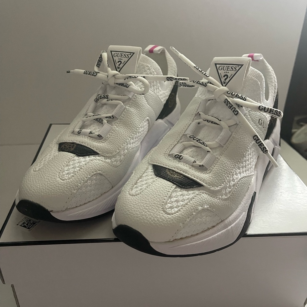 New in box-GUESS Women's White and Brown design Sneakers